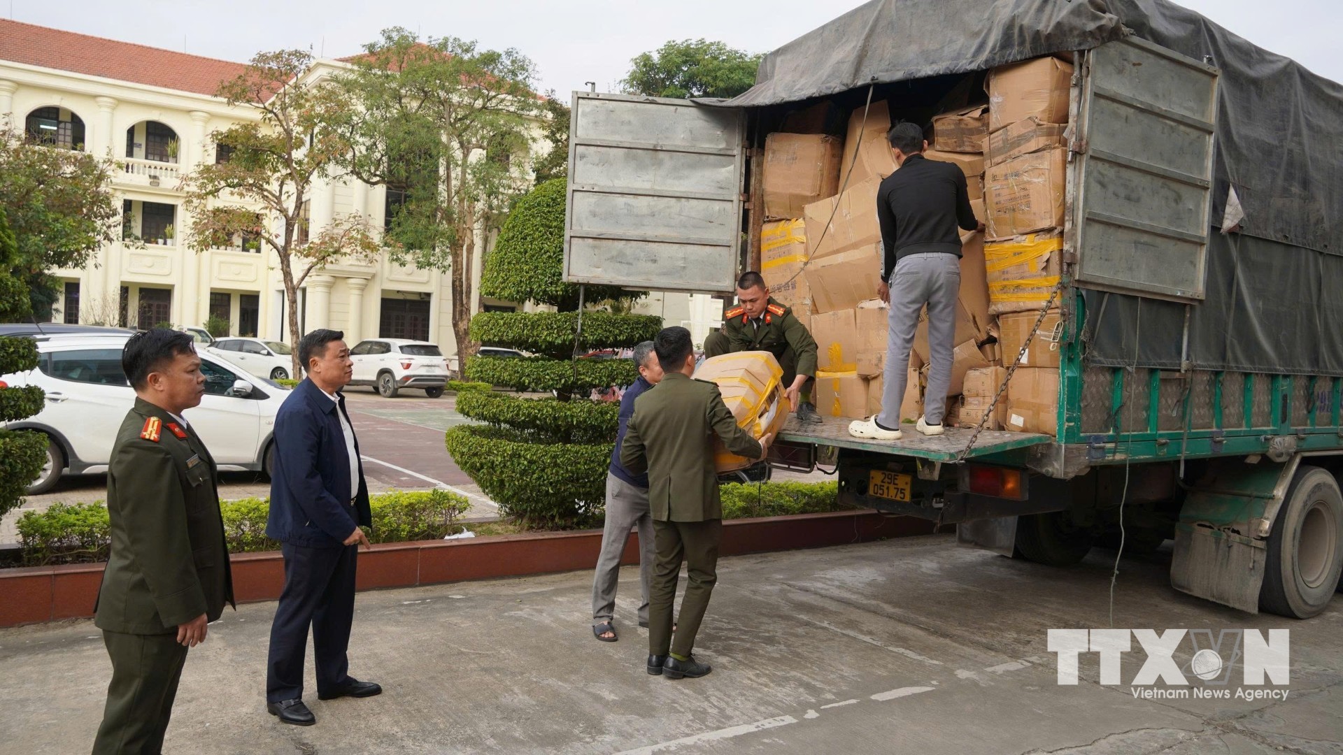 Lực lượng An ninh Công an tỉnh Quảng Trị triệt phá Chuyên án NC925, phát hiện đường dây nhập lậu hơn 25 tấn mỹ phẩm giả từ Trung Quốc, tiêu thụ chủ yếu qua các nền tảng số. (Ảnh: Nguyên Linh/TTXVN)